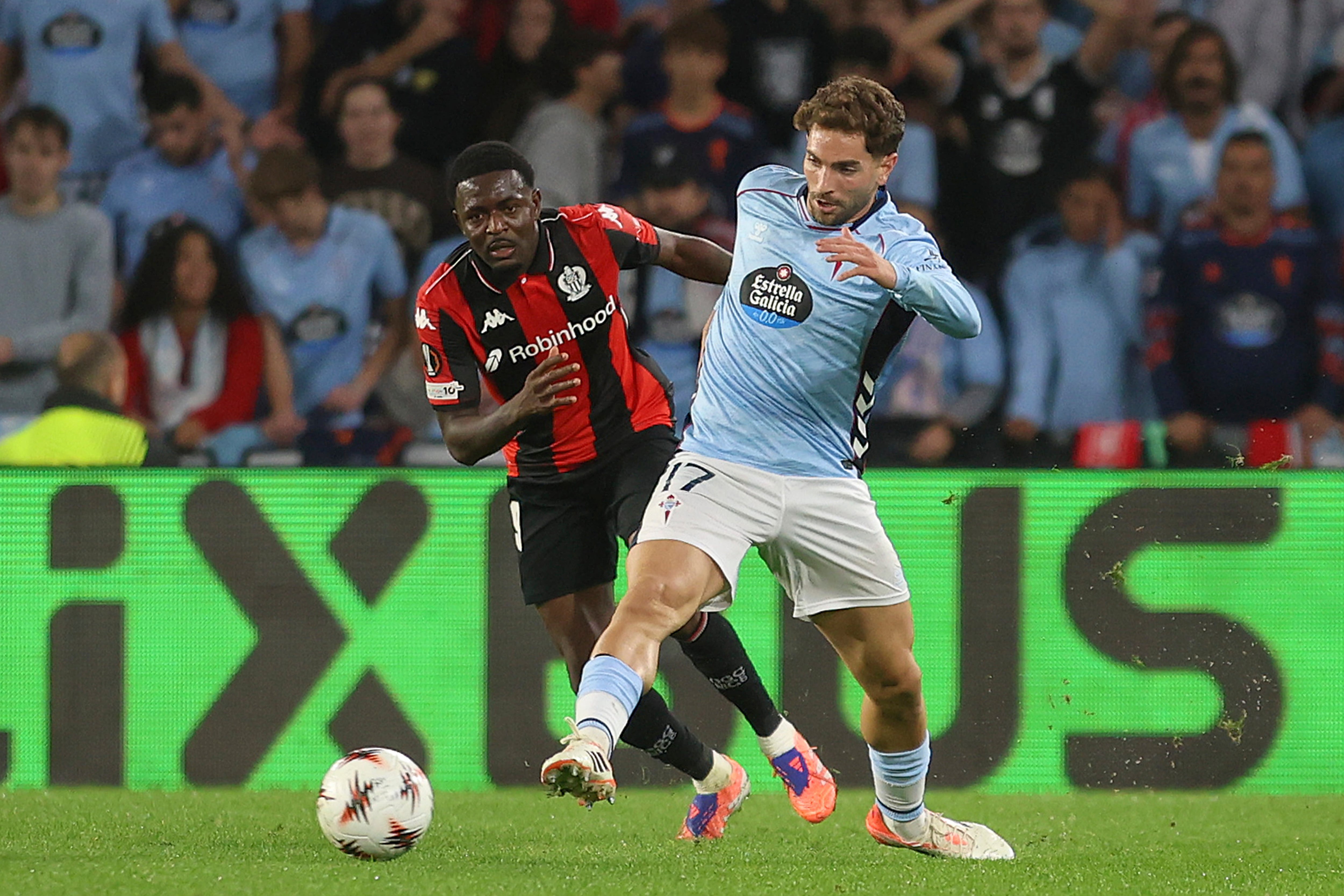 VIGO (PONTEVEDRA), 23/10/2025.- El defensa del Celta Javi Rueda (d) juega un balón ante Bernard Nguene, del Niza, durante el partido de la Liga Europa de fútbol que Celta de Vigo y Niza han disputado este jueves en Balaídos. EFE/ Salvador Sas
