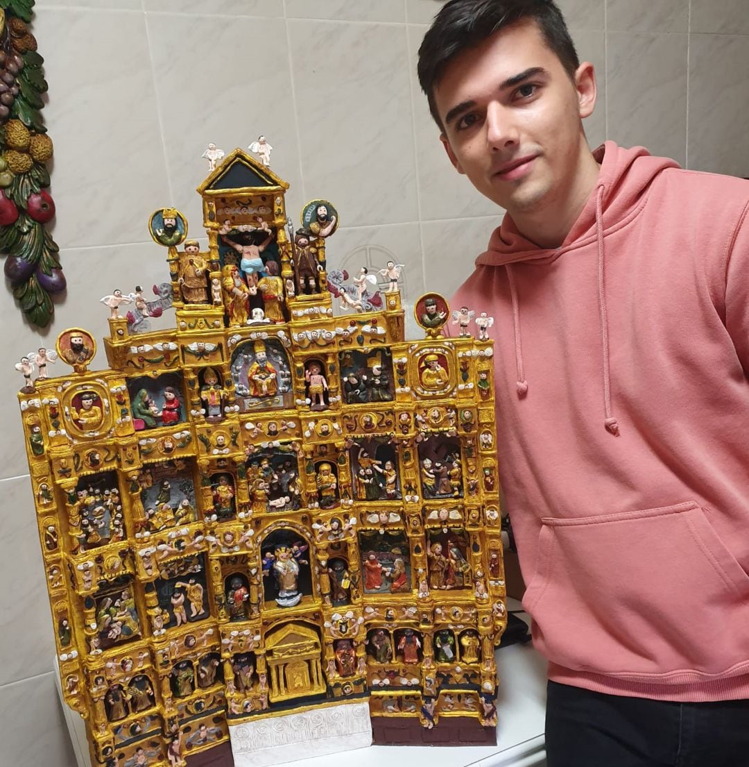 Jorge Martínez junto a su última creación, la receración del retablo del siglo XVI de la iglesia de la Asunción de Tarancón (Cuenca).