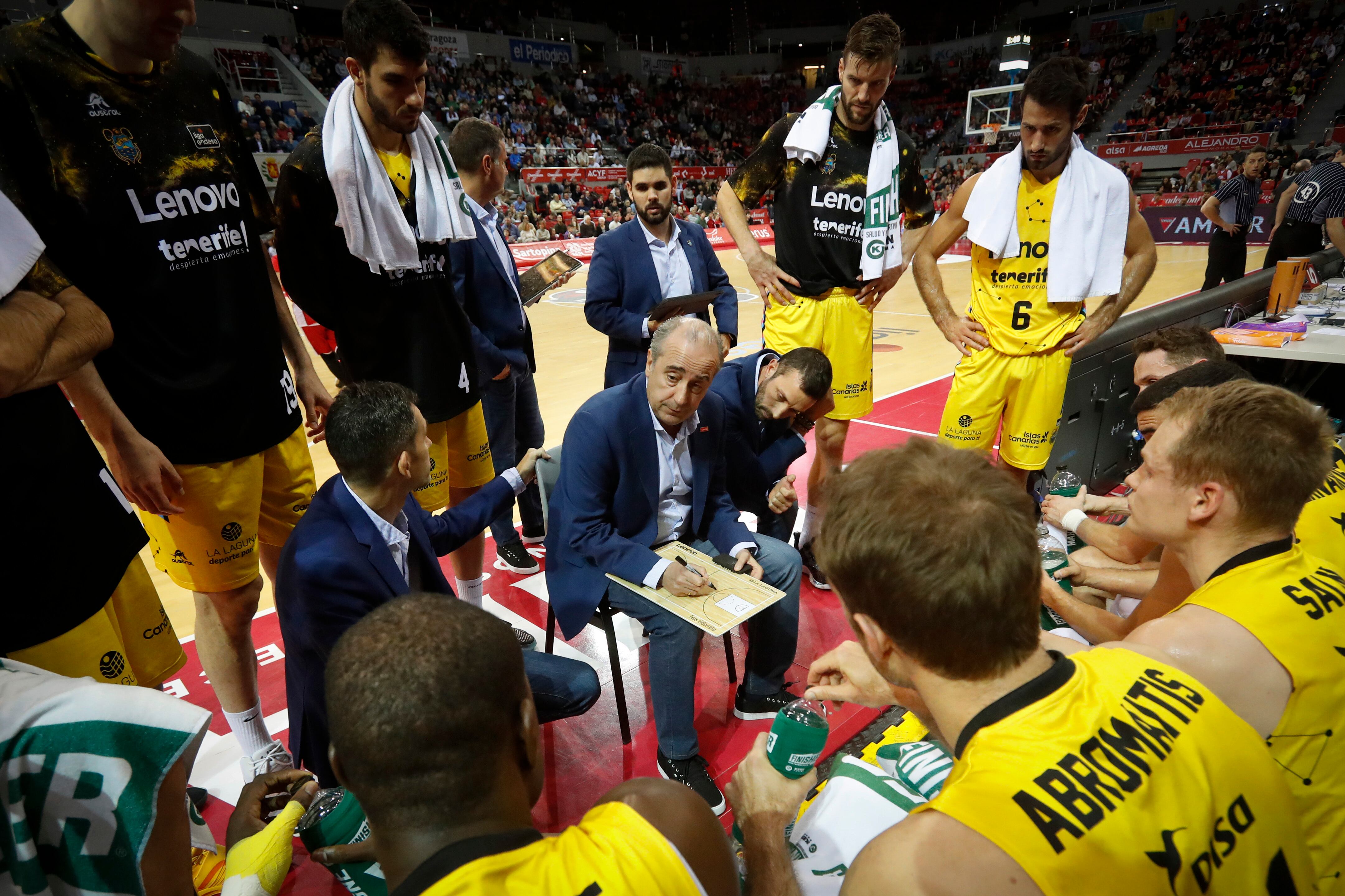 ZARAGOZA, 14/01/2023.- El entrenador del Lenovo Tenerife, Txus Vidorreta, durante el partido entre el Casademont Zaragoza y el Lenovo Tenerife correspondiente a la decimoséptima jornada de la Liga Endesa, este sábado en el pabellón Príncipe Felipe de Zaragoza. EFE/Javier Belver