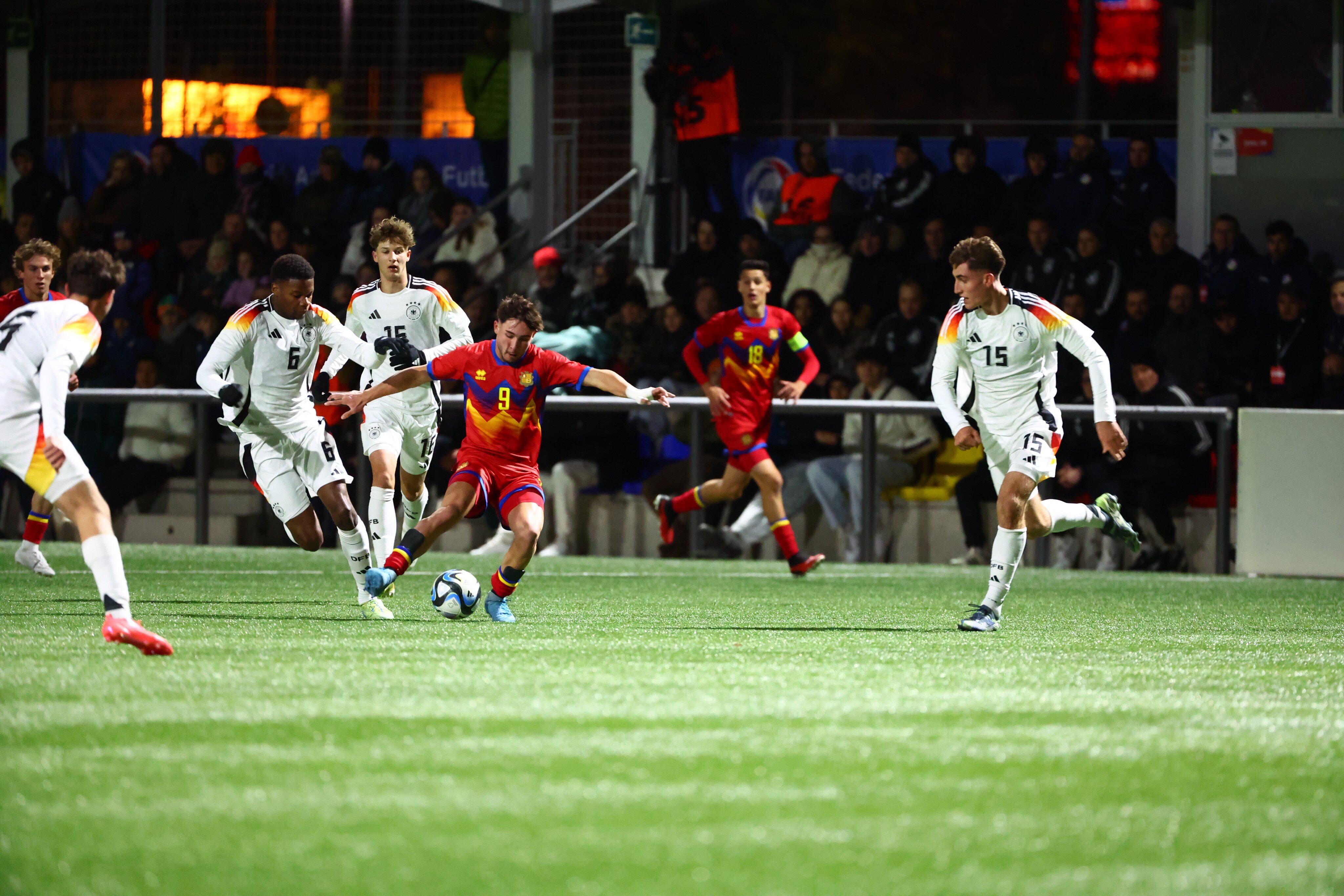 Un moment del partit entre Andorra i Alemanya sub19 del preeuropeu que s&#039;està disputant al centre d&#039;entrenament de la Borda Mateu.