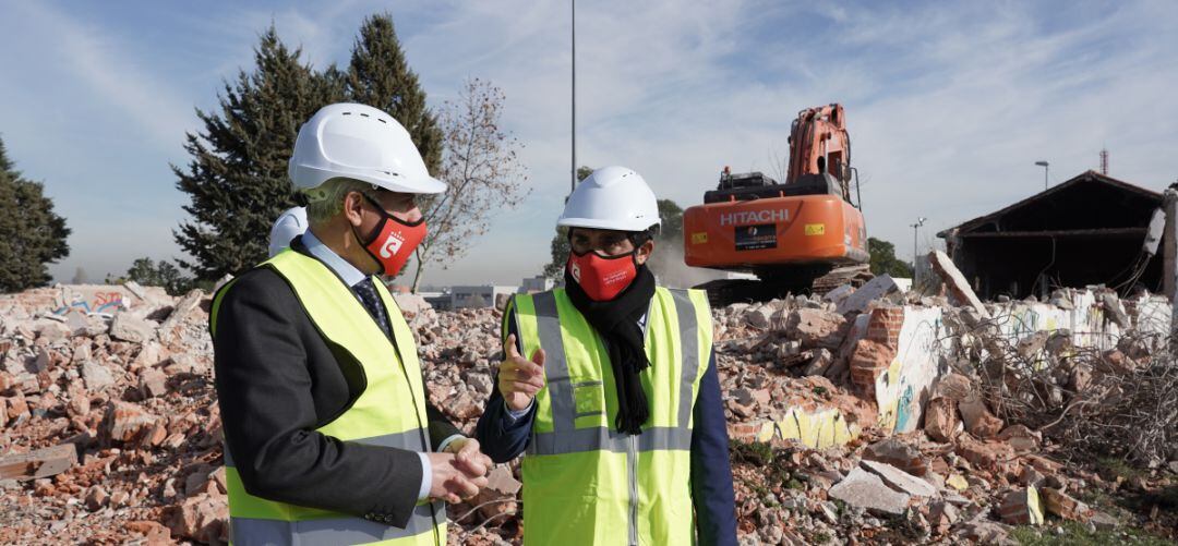 El alcalde y el vicealcalde visitan las obras del parque de La Marina