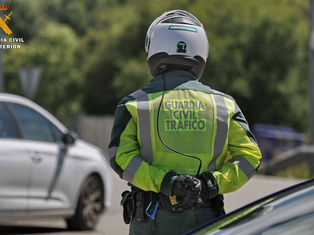 La Guardia Civil de Cantabria investiga a un hombre que conducía a gran velocidad de noche, sin luces y sin carné tras huir de los agentes