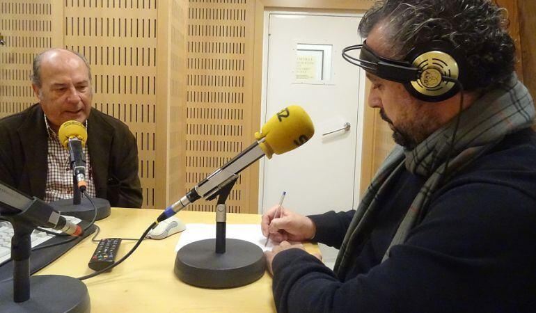 José Luis Zarzana, pregonero de la Esperanza, ante el micrófono del programa Cruz de Guía