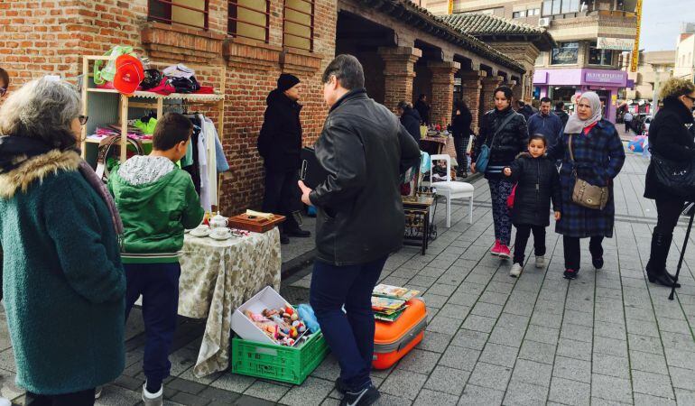 El mercadillo vecinal de Parla permite intercambiar, vender o comprar todo tipo de objetos