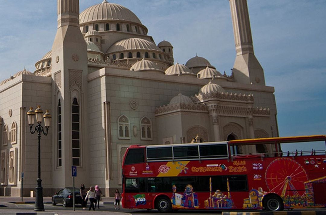 Uno de los autobuses de City Sightseeing en Sharjah( Emiratos Árabes Unidos)