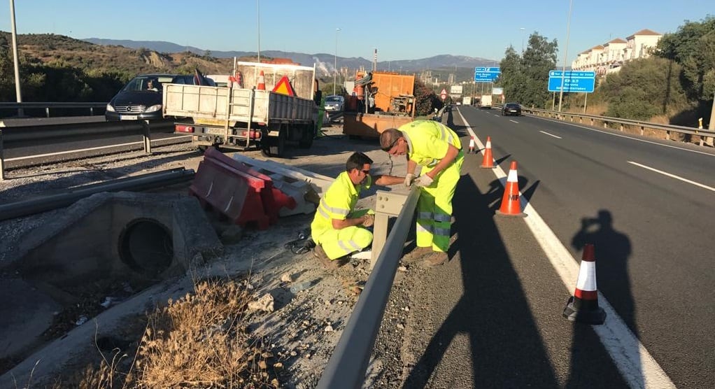 Trabajos en una barrera de la A-4