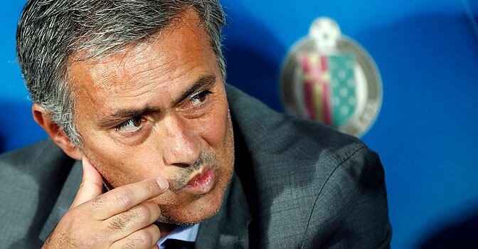 Mourinho, en el banquillo del Coliseum de Getafe