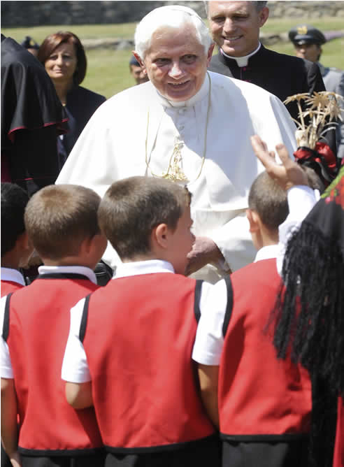 El Papa es recibido a su llegada a la villa alpina de Les Combes. Hasta el 29 de julio descansará en su chalet muy cerca de la frontera con Francia.