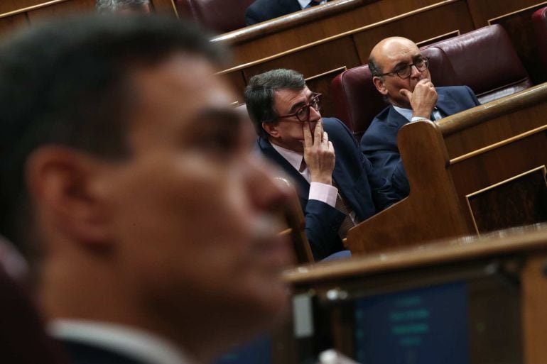 Pedro Sánchez, en primer plano, y el portavoz del PNV, Aitor Esteban