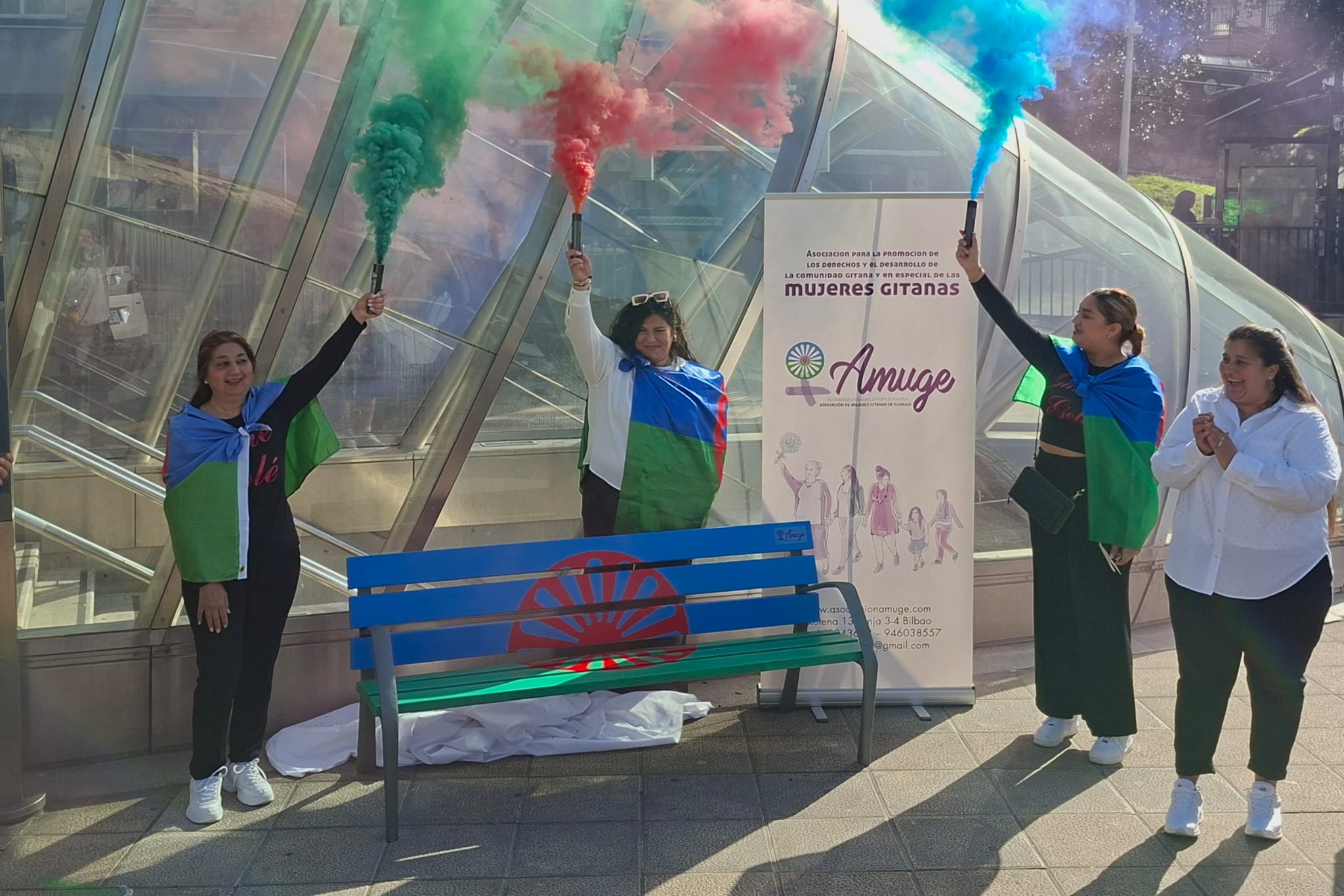 Otxarkoaga inaugura el primer banco urbano con la bandera del pueblo gitano en Euskadi. / Daniel Rivera
