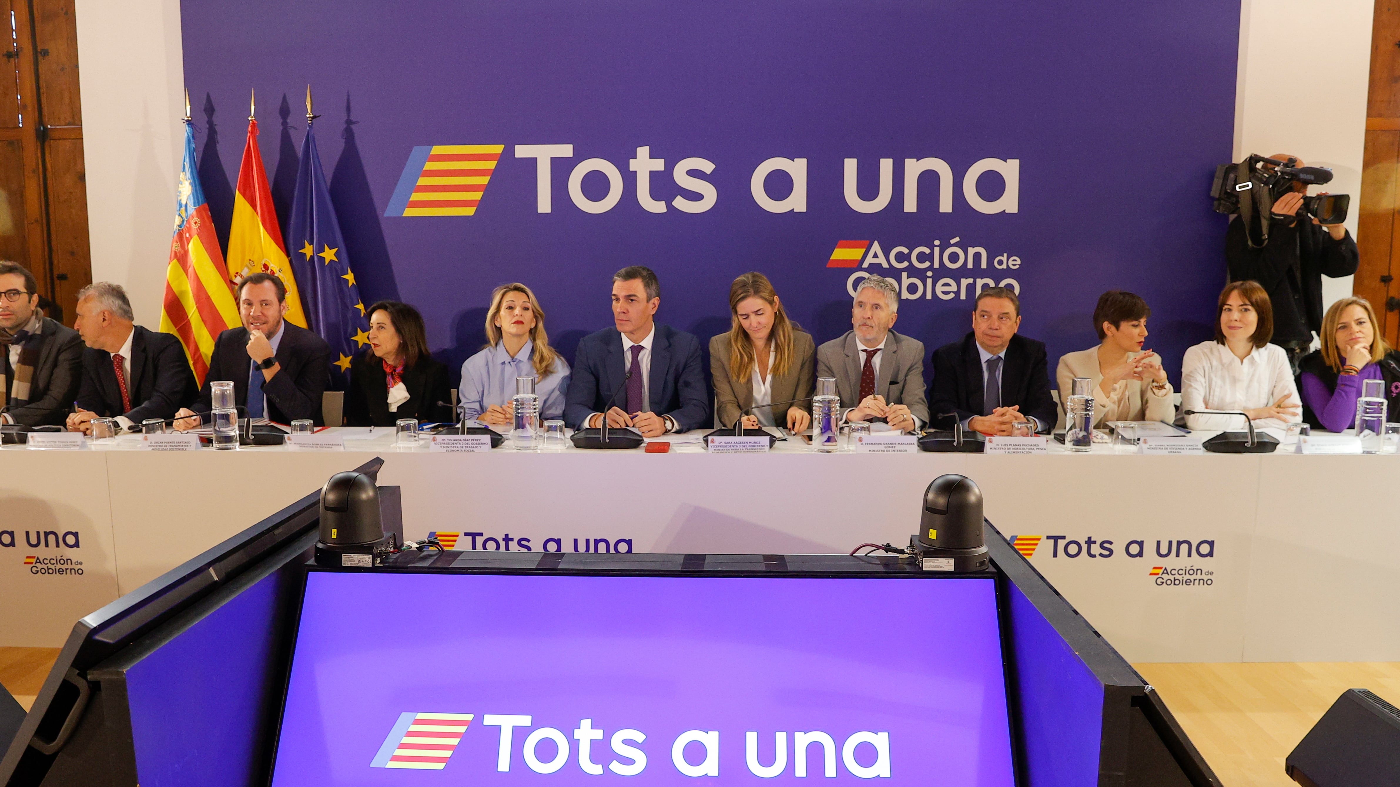 El presidente del Gobierno, Pedro Sánchez (6º i), junto a la vicepresidenta segunda y ministra de Trabajo y Economía Social, Yolanda Díaz (5ª i), y la vicepresidenta tercera y ministra para la Transición Ecológica y el Reto Demográfico, Sara Aagesen (c), junto a gran parte de los ministros durante la reunión interministerial sobre la dana en la sede de la Delegación del Gobierno en València, en la que se reúne con alcaldes de los municipios afectados por las riadas del pasado 29 de octubre