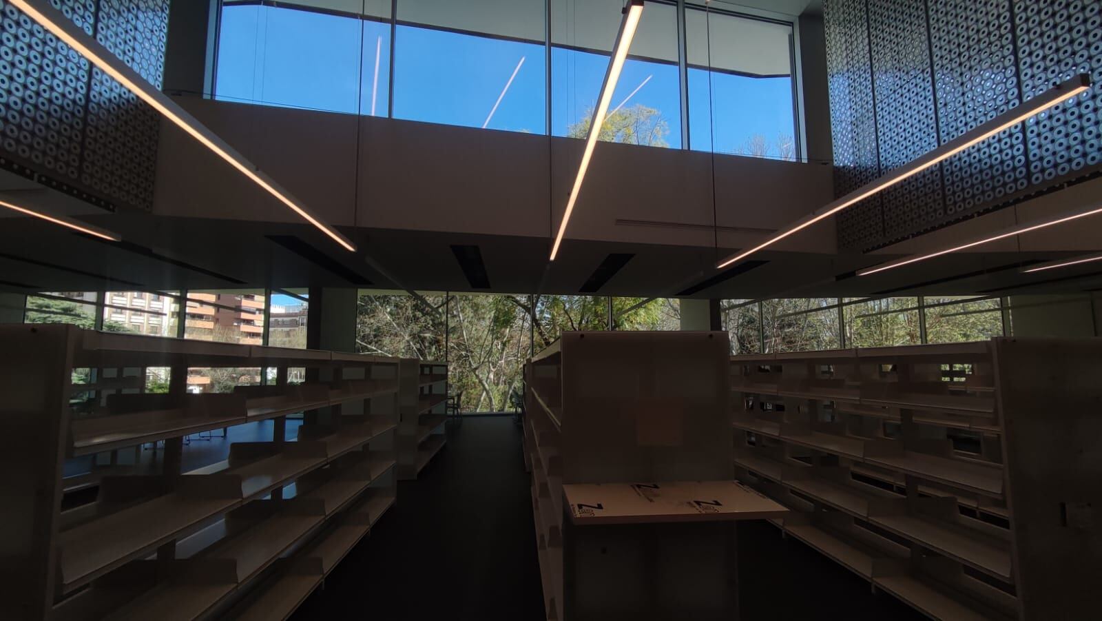 Interior de la Biblioteca Grupo Cántico en Córdoba