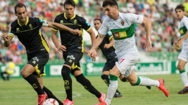 Un momento del Elche-Granada de la primera jornada en el Martínez Valero