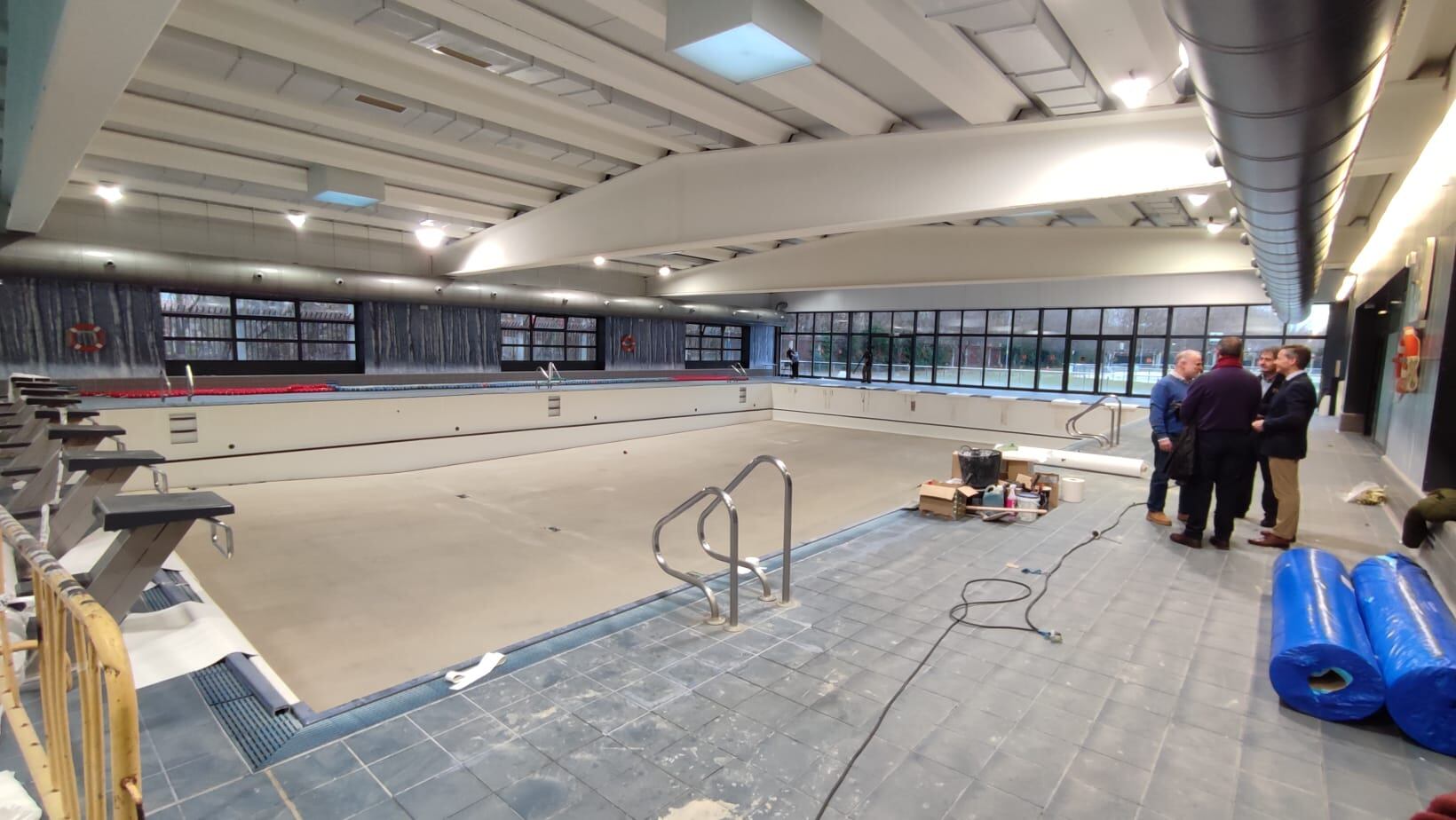 Visita de César Barriada, concejal de Deportes, a las obras de remodelación de las Piscinas &#039;Marta Fernández&#039; de San Amaro. / Foto: Radio Castilla