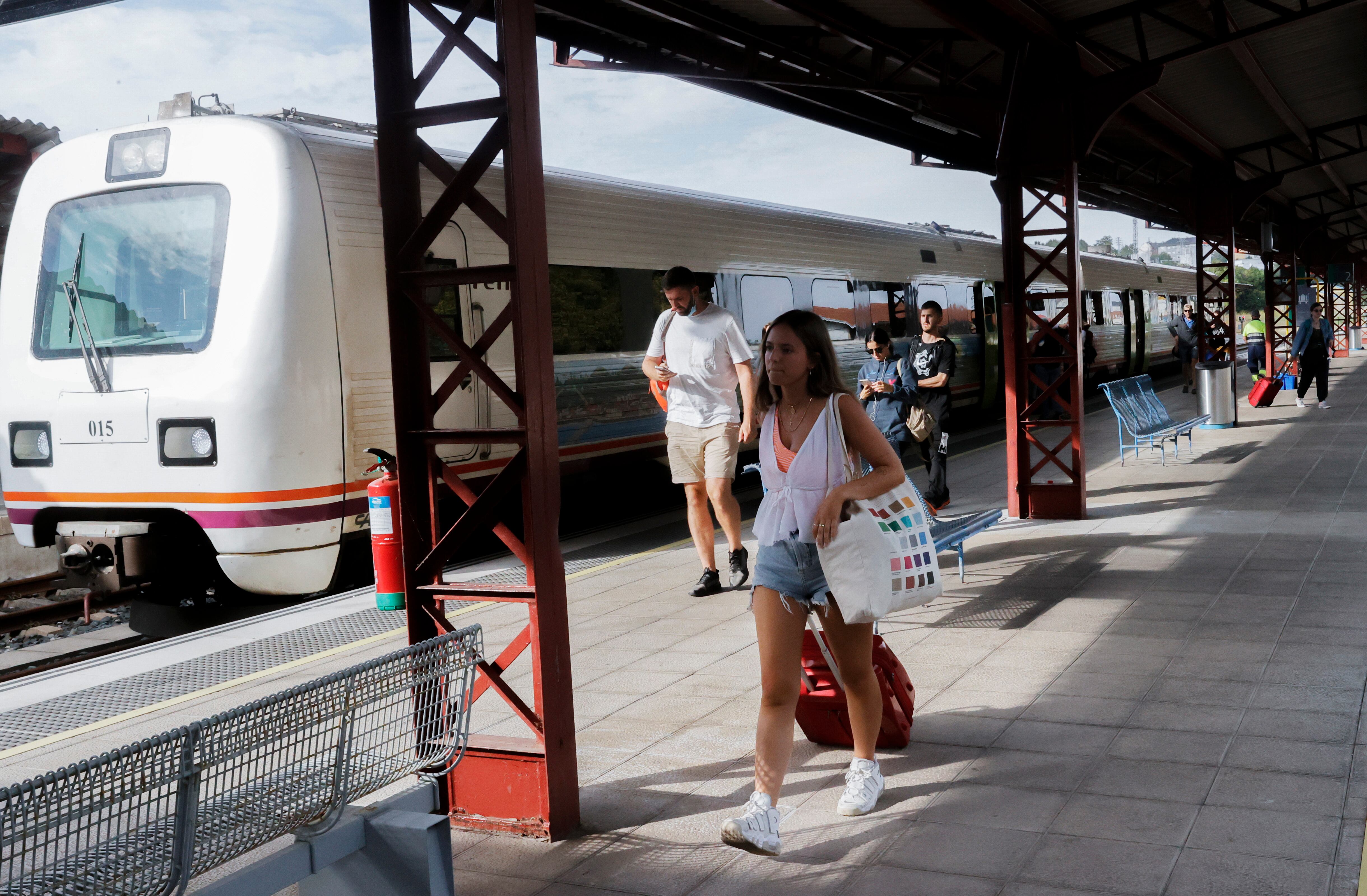 FERROL, 30/08/2022.- Pasajeros esperan en los andenes de la estación de tren de Ferrol, que cuenta con un trazado ferroviario obsoleto, este martes en Ferrol, Galicia. Los abonos gratuitos con los que el Gobierno pretendo fomentar que los pasajeros utilicen transporte público no causan la misma expectación en la comarca de Ferrol, que sigue reclamando la modernización de la prestación en la zona. EFE/ Kiko Delgado
