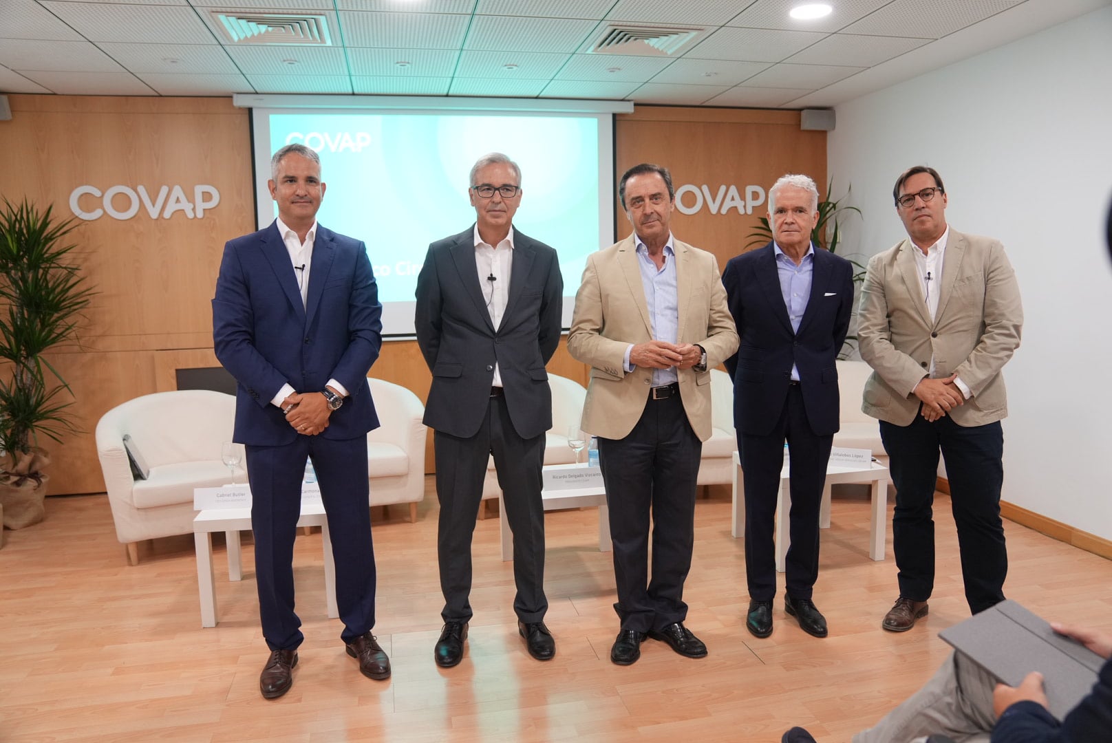 El presidente de COVAP, Ricardo Delgado Vizcaíno; el director general de la Cooperativa, Antonio Carmona Mora y los directivos de Magtel, Veolia y Genia Bioenergy