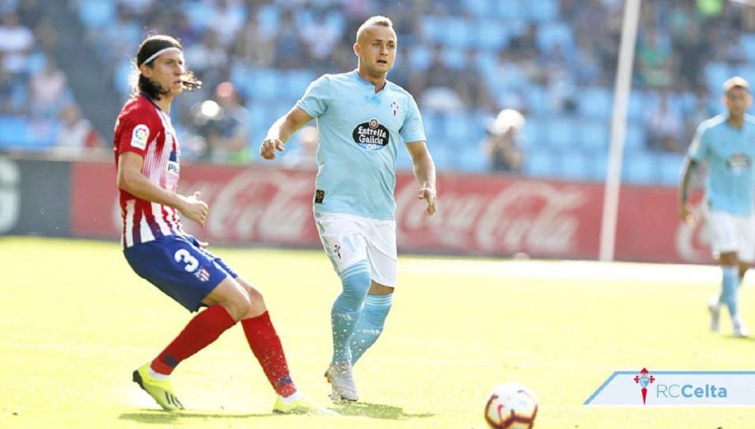 Lobotka conduce un balón durante el partido ante el Atlético de Madrid