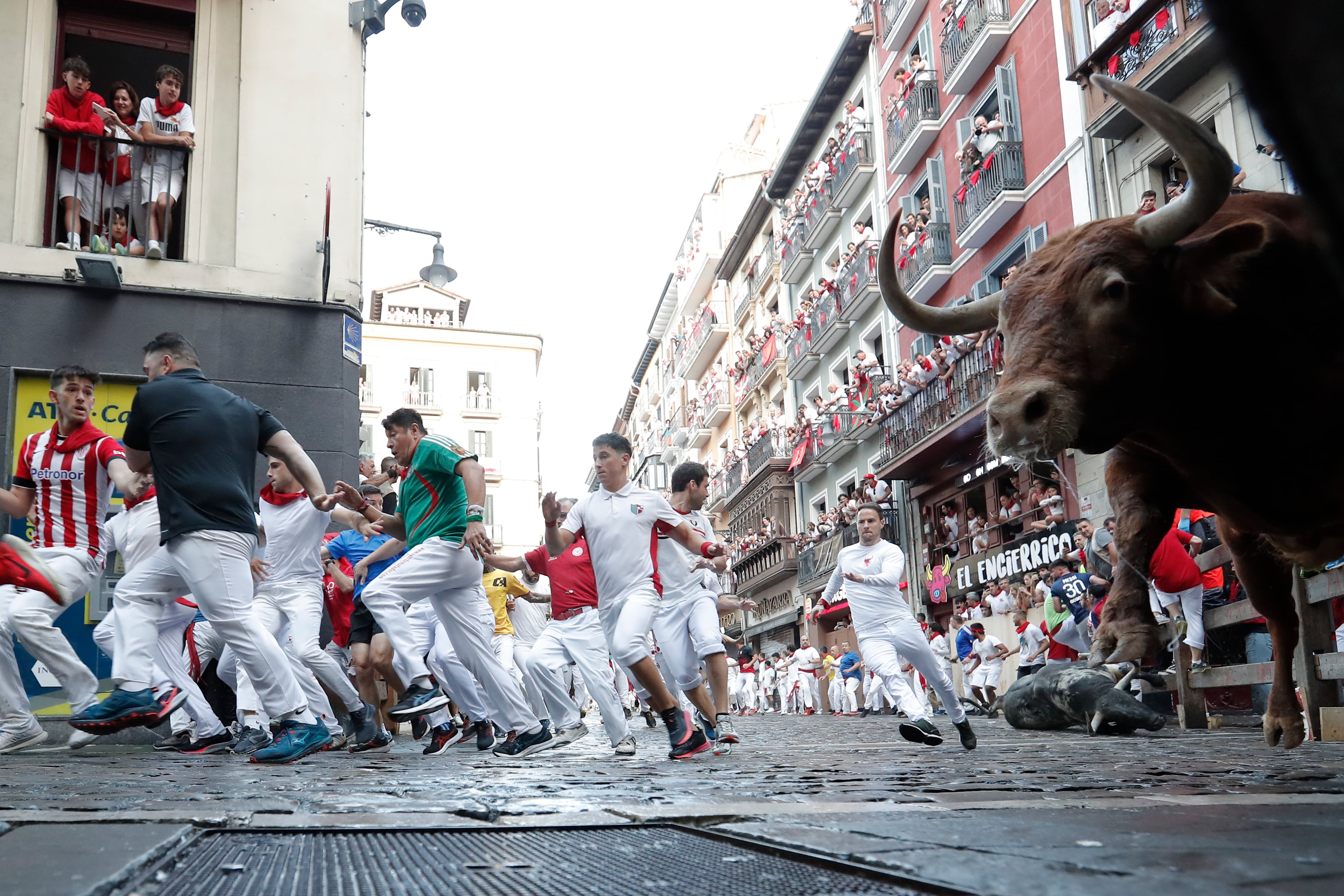 Los corredores son perseguidos por toros de la ganadería Cebada Gago durante el tercer encierro de los sanfermines 2023