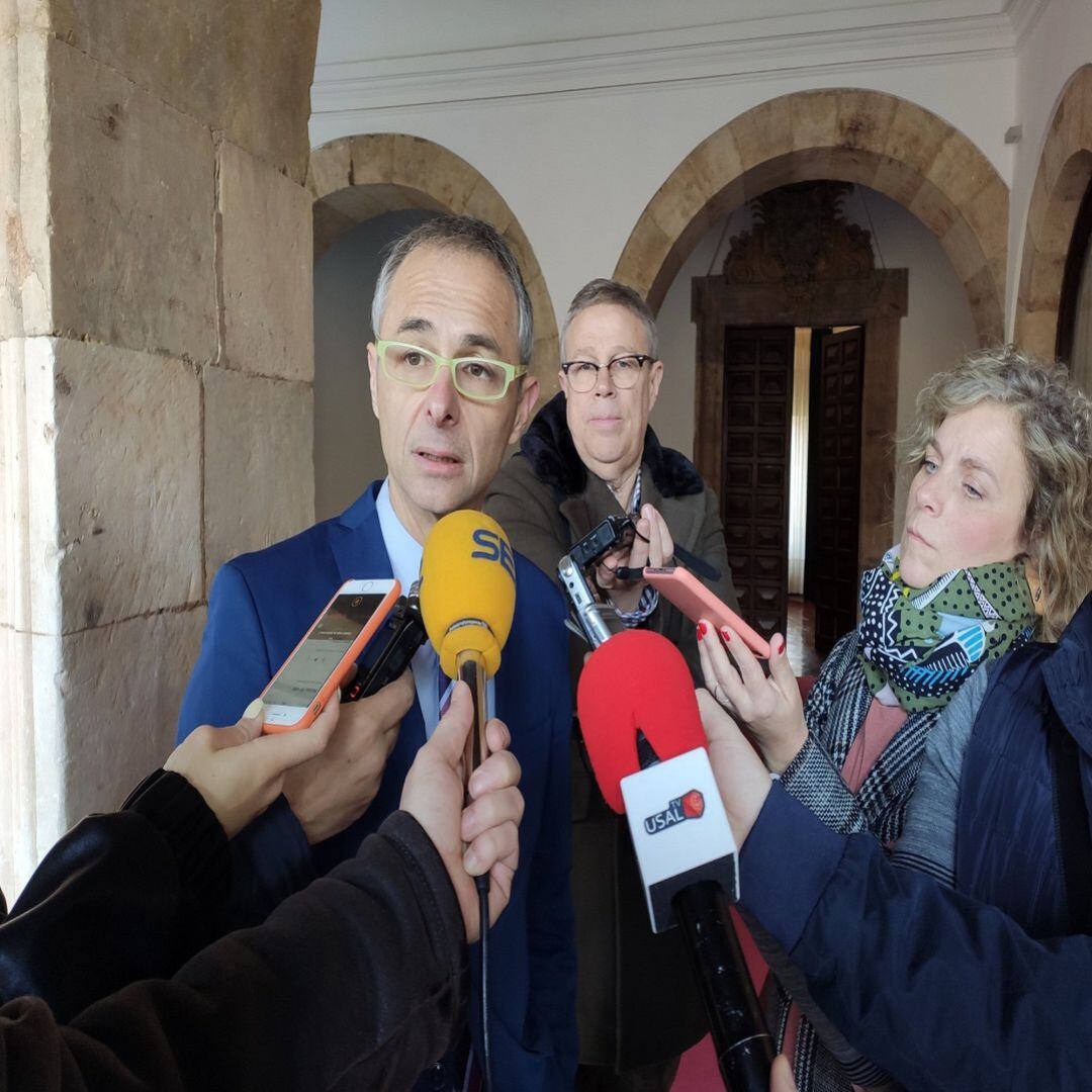 El rector de la USAL, Ricardo Rivero atendiendo a los periodistas salmantinos