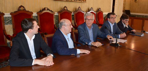 L&#039;alcalde Ballesteros i líders municipals al costat dels eurodiputats Fisas i López.