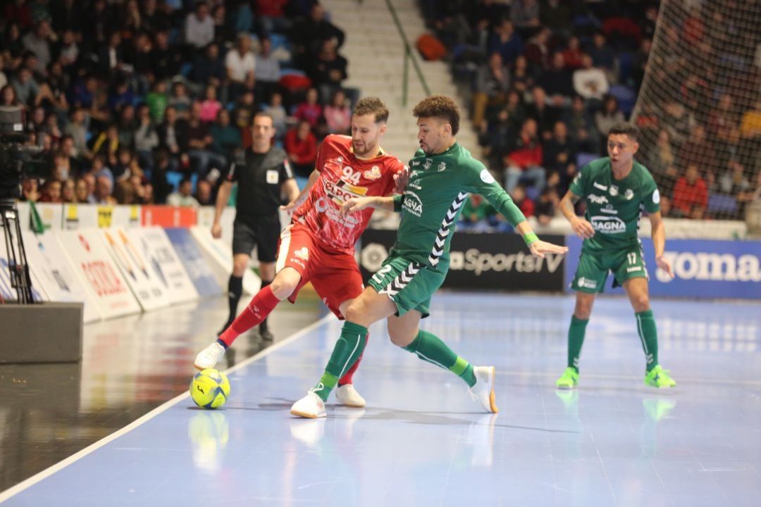 Paradynski controla un balón en el partido contra Osasuna Magna