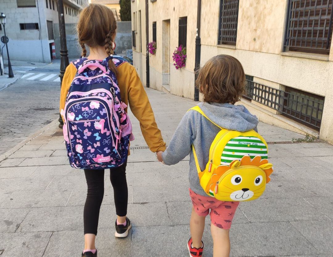 Foto de archivo. Niños que acuden al colegio.