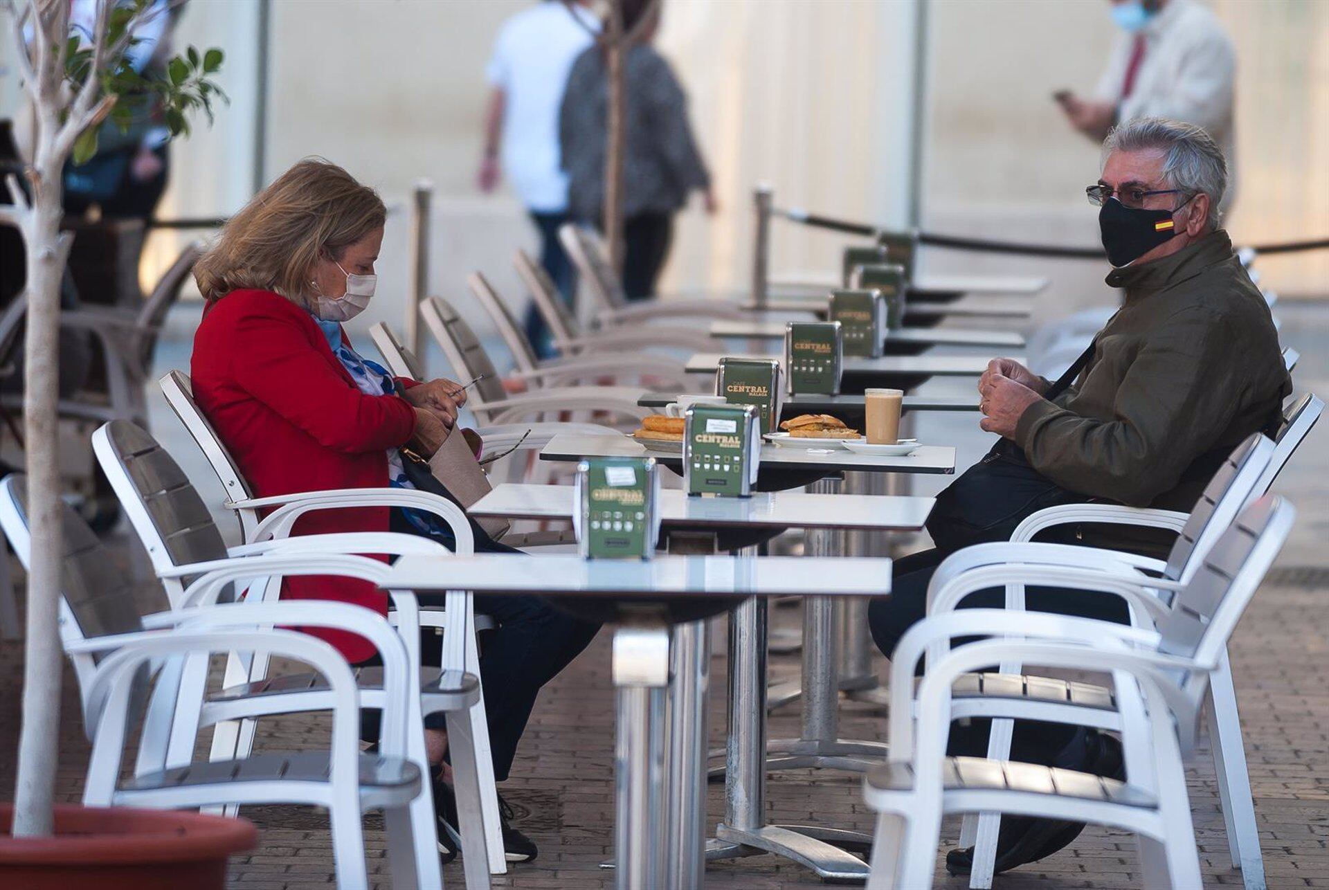 Clientes en una terraza de Málaga