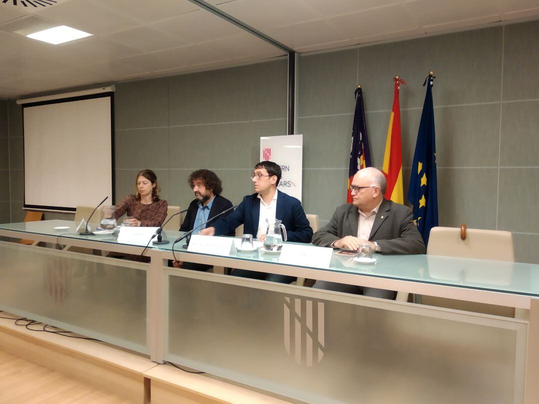La directora general de Comercio y empresa, Pilar Sansó; el presidente de Afedeco, Toni Gayá; el conseller de Trabajo y Comercio, Iago Negueruela, y el vicepresidente de Pimeco, Jaume Ribera.