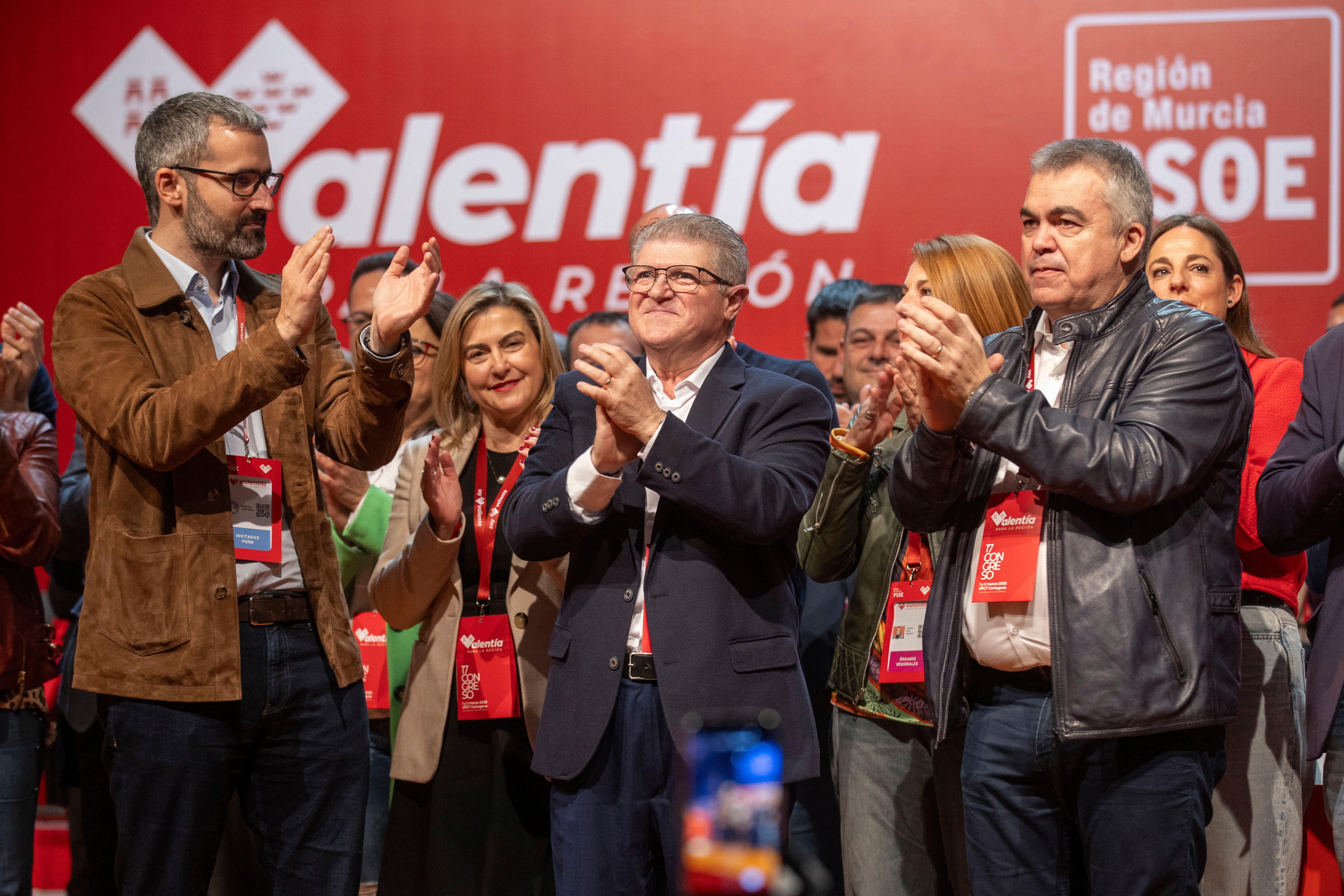 MUR01.CARTAGENA, 01/03/2025.- El secretario de Organización del PSOE, Santos Cerdán (d); el secretario general de los socialistas murcianos Pepe Vélez (c); y el secretario general electo Francisco Lucas (i), durante la inauguración del 17º Congreso Regional del PSRM-PSOE, en el Auditorio del Batel de Cartagena. EFE/Marcial Guillén
