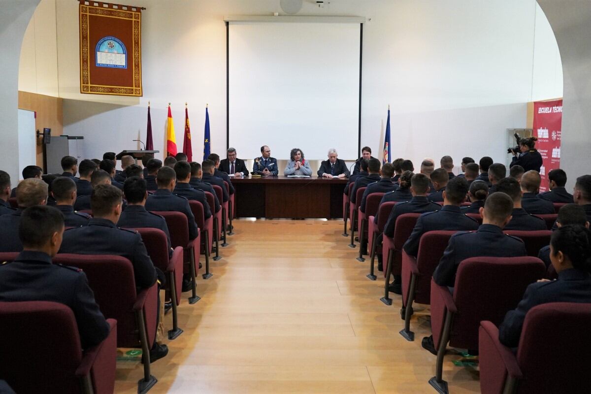 Imagen de archivo de estudiantes del CUD, centro adscrito a la UPCT