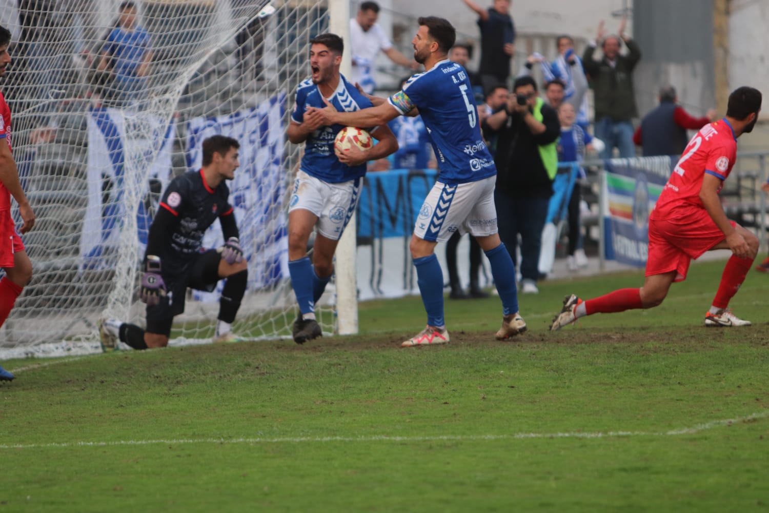 Abraham junto a Oca tras el gol del Xerez DFC ante La Minera