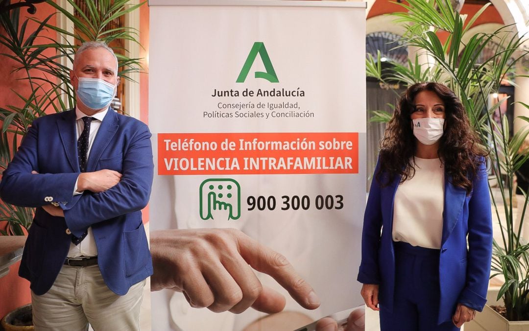 La consejera de Igualdad, Rocío Ruiz, junto al director de la Agencia de Servicios Sociales, Víctor Bellido, durante la presentación del Teléfono de Violencia Intrafamiliar. 