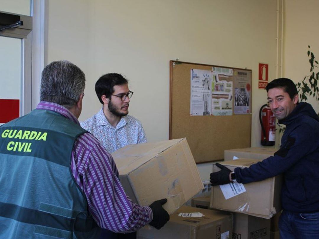 El concejal Pablo Novo junto a agentes de la Guardia CIvil durante la entrega de materiales