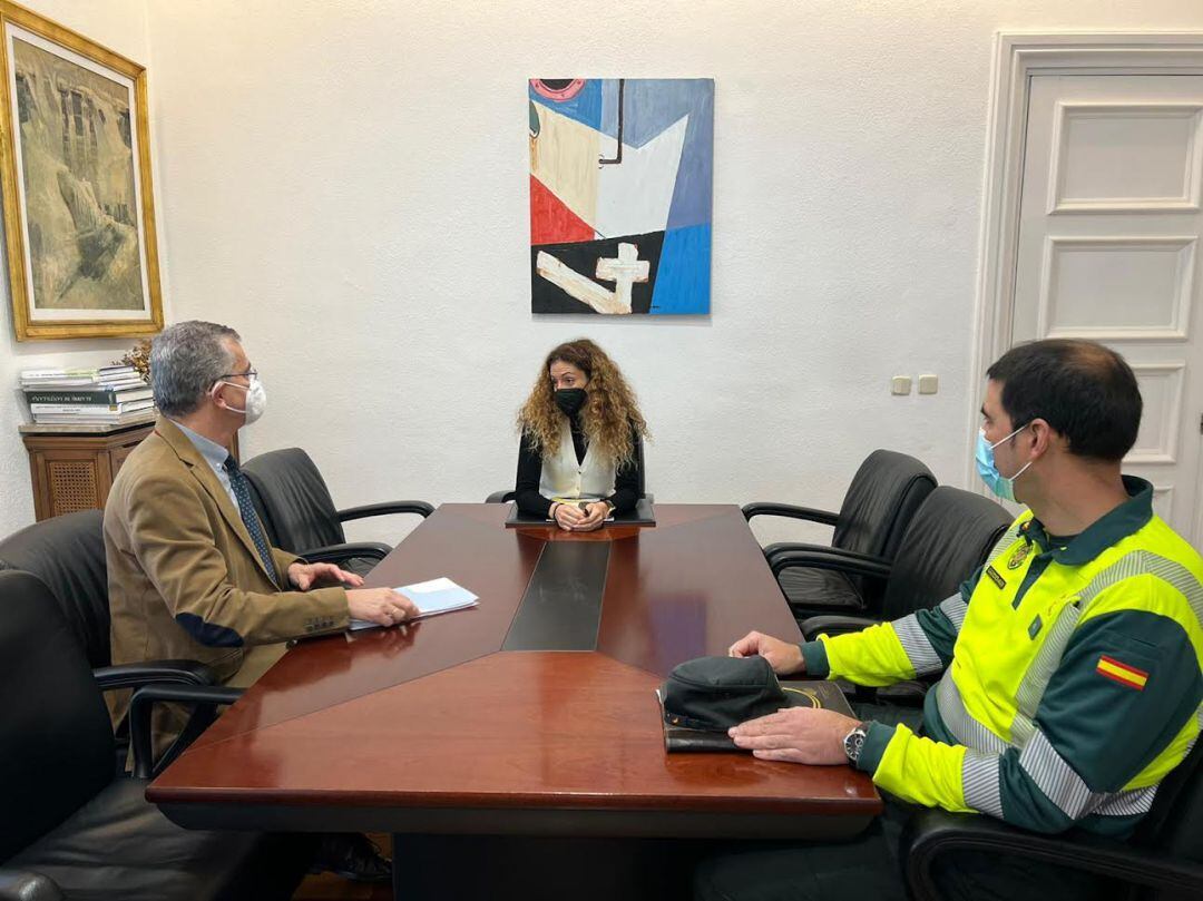 La delegada del Gobierno reunida con el jefe provincial de Tráfico y el comandante del Sector de Tráfico de la Guardia Civil para analizar los datos.