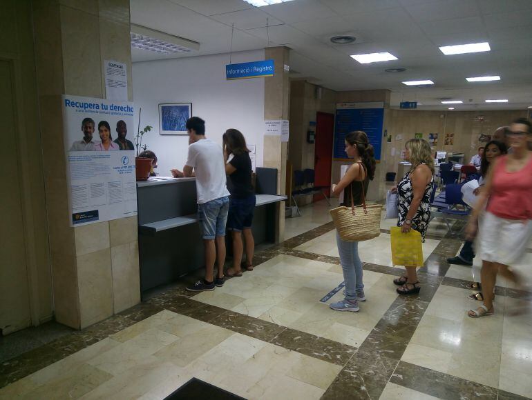 Pacientes esperando a ser atendidos en un centro de salud
