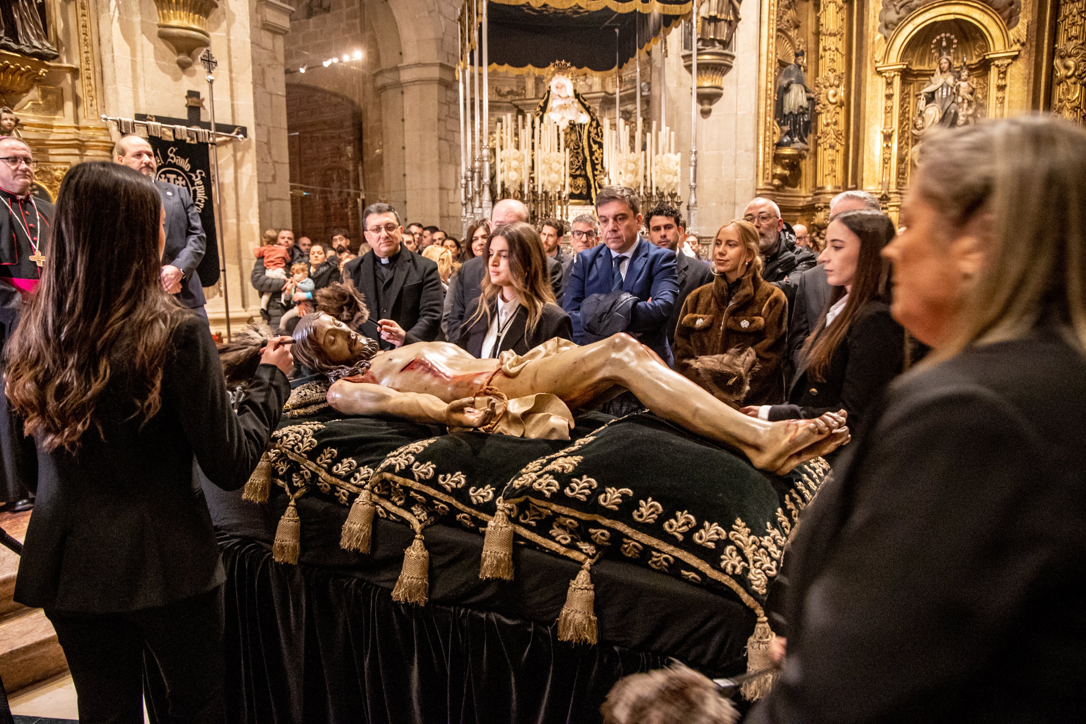 LOGROÑO 01/04/2026.- Varios cientos de logroñeses han cumplido este miércoles con la tradicional veneración del Cristo del Santo Sepulcro, tras la limpieza de la imagen realizada en la capilla de Los Ángeles de la concatedral de Santa María de La Redonda de Logroño. EFE/ Raquel Manzanares