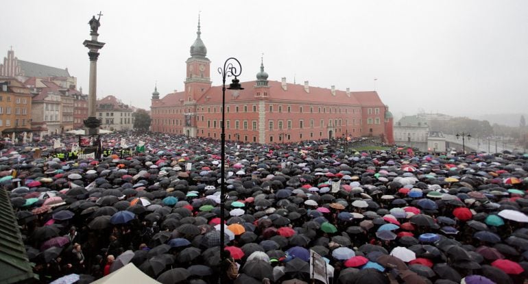  Cientos de miles de personas se han manifestado en contra de la prohibición del aborto en Polonia. Finalmente se mantiene la ley actual, que sigue siendo una de las mas restrictivas de Europa. 