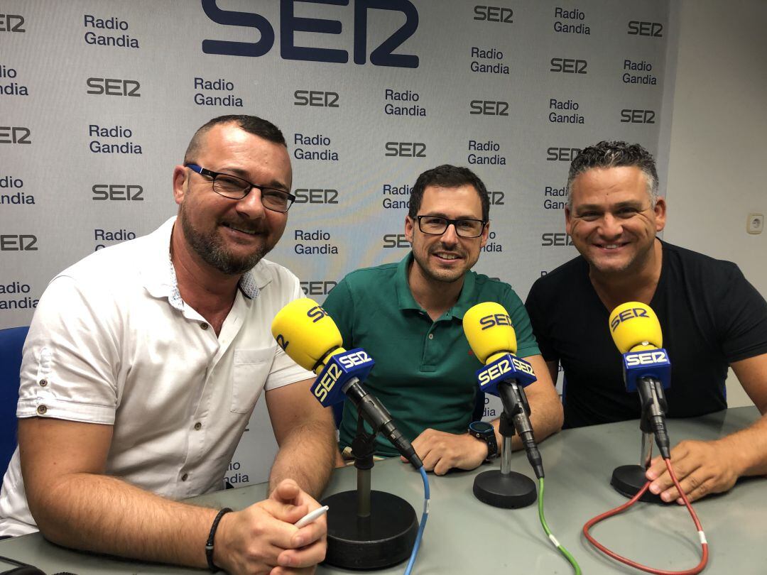 Daniel Ardid junto a José Pons y Jacobo Ferrer durante la entrevista sobre el concierto de Música Festera de Almoines. 