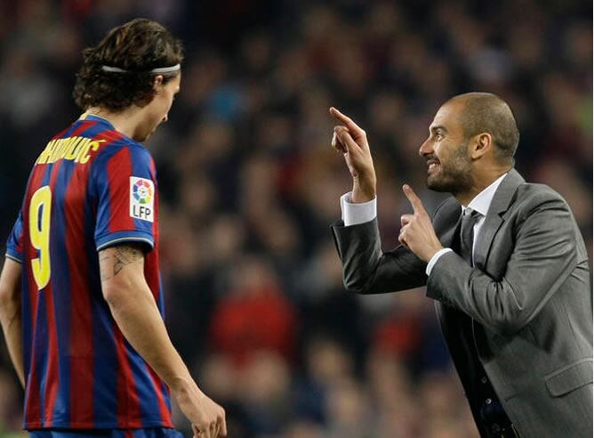 Guardiola da instrucciones a Ibrahimovic durante un partido