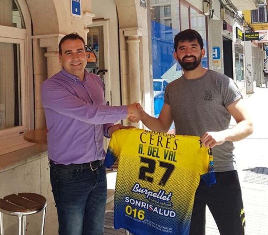 El presidente del club, Álvaro Perote (i) y el jugador arandino, Rodrigo Del Val, estrechan sus manos tras firmar la renovación del extremo con los amarillos.