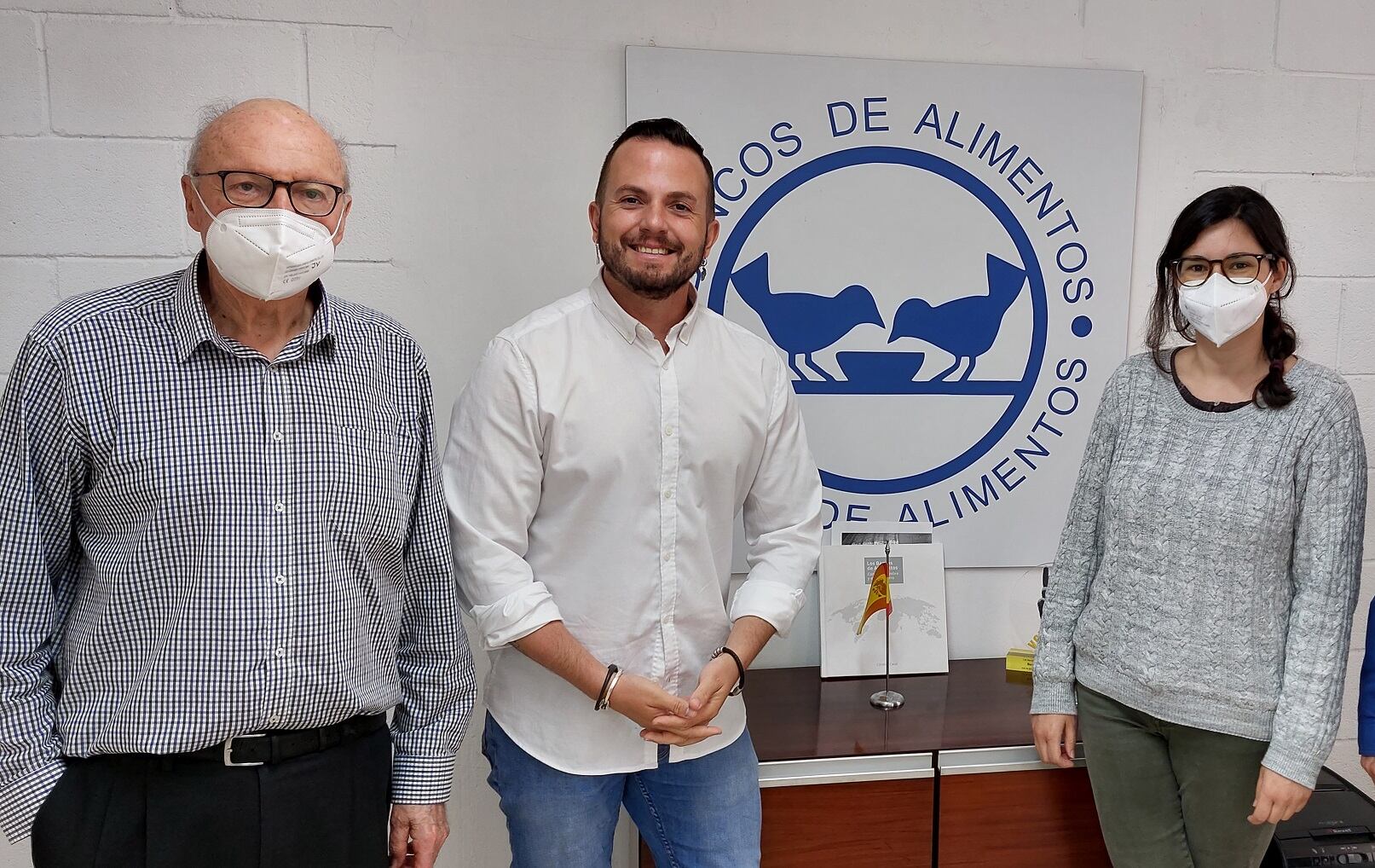 El edil de Compromís, Rafa Mas, en una visita al Banco de Alimentos de Alicante