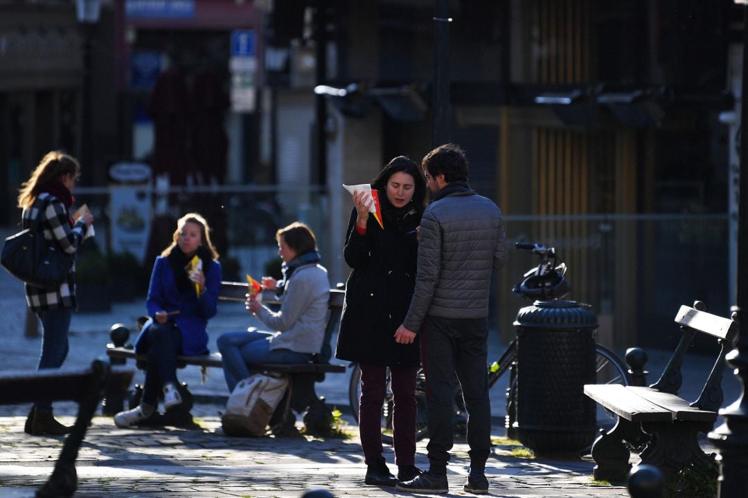 Varias personas sin mascarilla en el centro de Bruselas