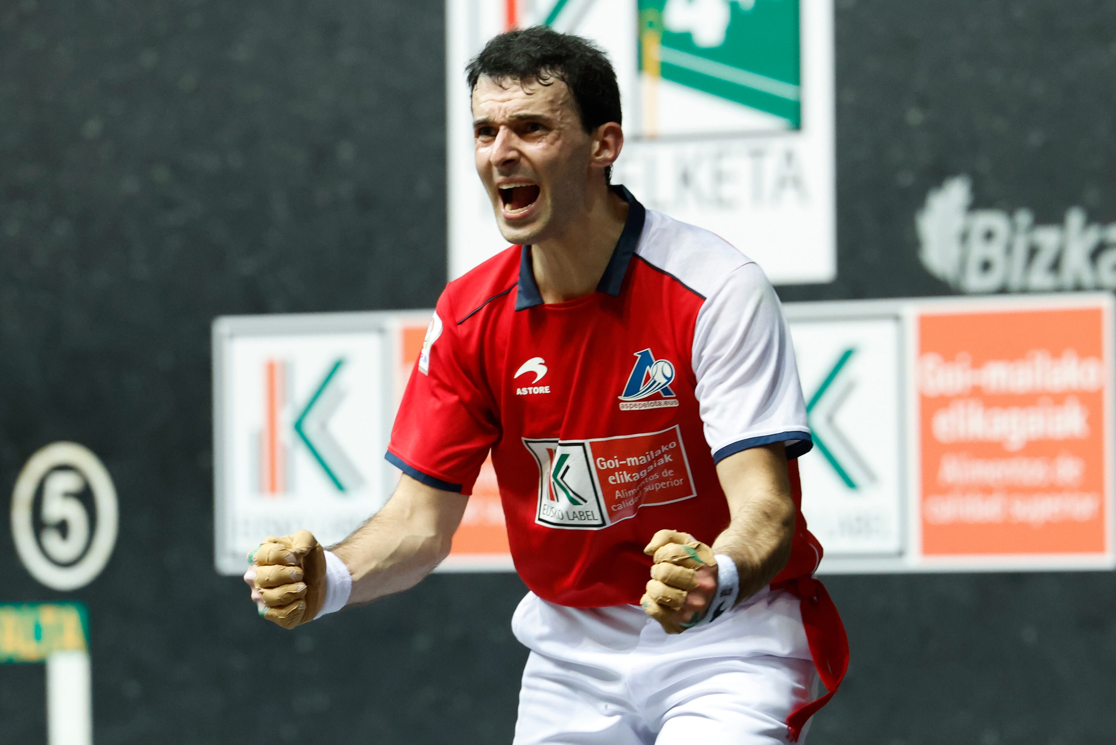 BILBAO, 19/11/2023.- El pelotari Jokin Altuna celebra su victoria en la final del Campeonato del Cuatro y Medio tras derrotar a Peio Etxebarria por 22-9 en el encuentro que han disputado hoy Domingo en el frontón Bizkaia de Bilbao. EFE / Miguel Toña.
