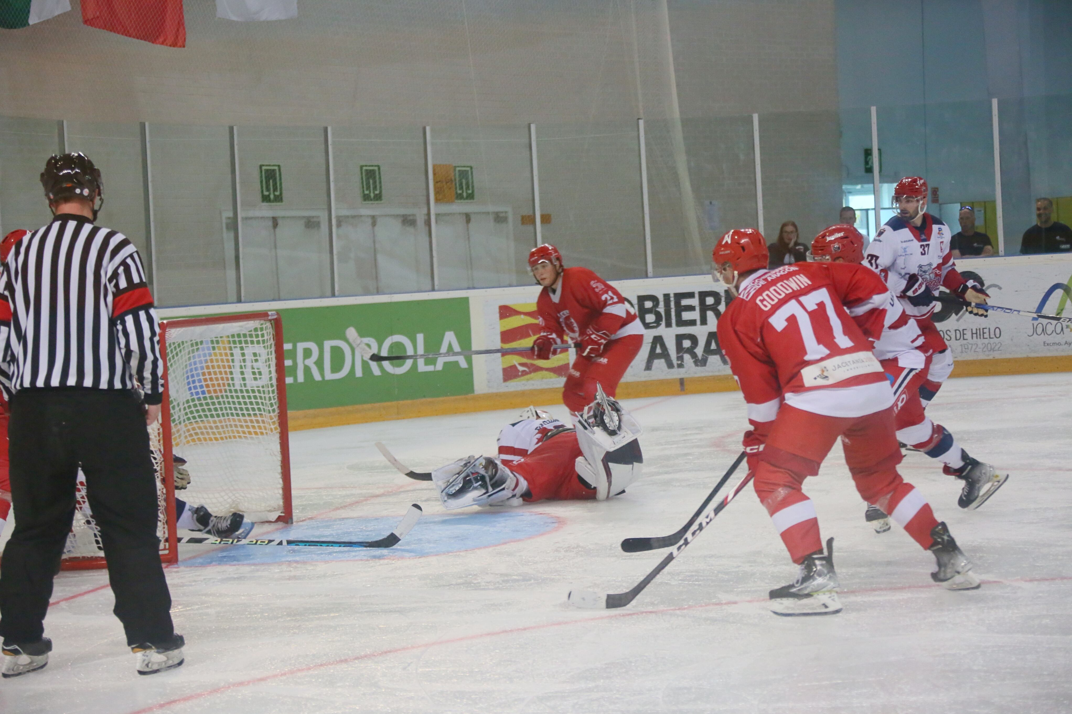 La competición tuvo que pararse por problemas en el hielo que fueron subsanadas para continuar la Copa