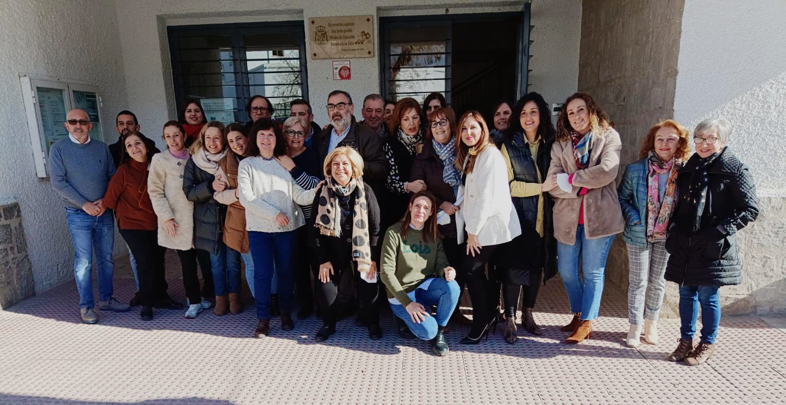 Foto de familia con Magdalena en el centro, con sus compañeros a las puertas del centro