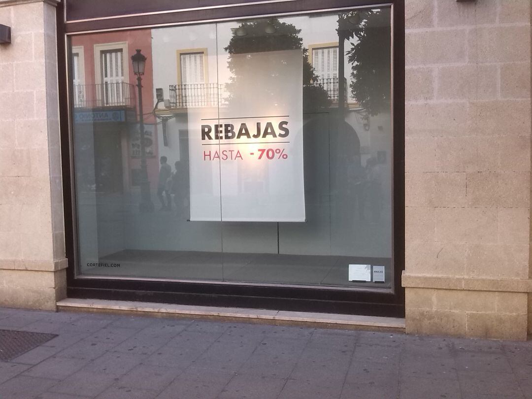 Cartel de rebajas en uno de los comercios del centro Jerez