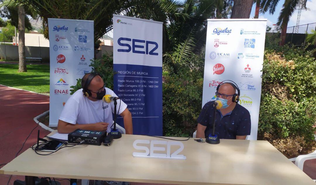 Pascual Lucas, alcalde de Cieza, junto a Joaquín Guillén, durante su intervención en &#039;La radio al sol&#039; para el programa Hoy por hoy, desde las piscinas del Polideportivo Municipal Mariano Rojas