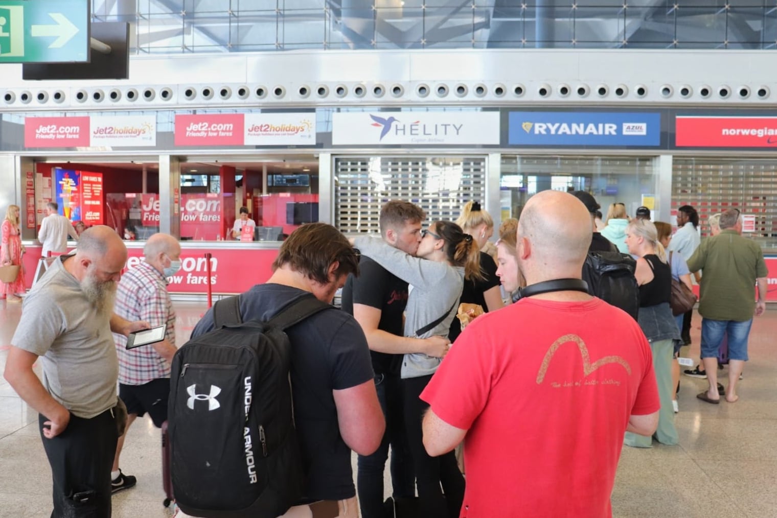 MÁLAGA, 26/06/2022.- Largas colas ante el mostrador de Ryanair este domingo en el Aeropuerto de Málaga-Costa del Sol, durante la tercera jornada de huelga de los tripulantes de cabina de esta compañía. EFE/ Daniel Luque
