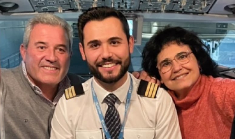 El piloto Jordi y sus padres, en una publicación de Instagram.