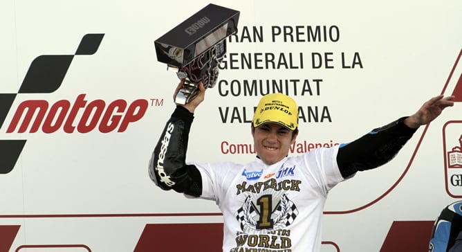 El campeón del mundo con el trofeo de Cheste y la camiseta de ganador.